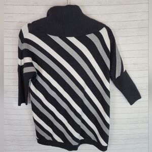 WHITE HOUSE BLACK MARKET ASYMMETRICAL STRIPED TURTLENECK SWEATER, sz XS